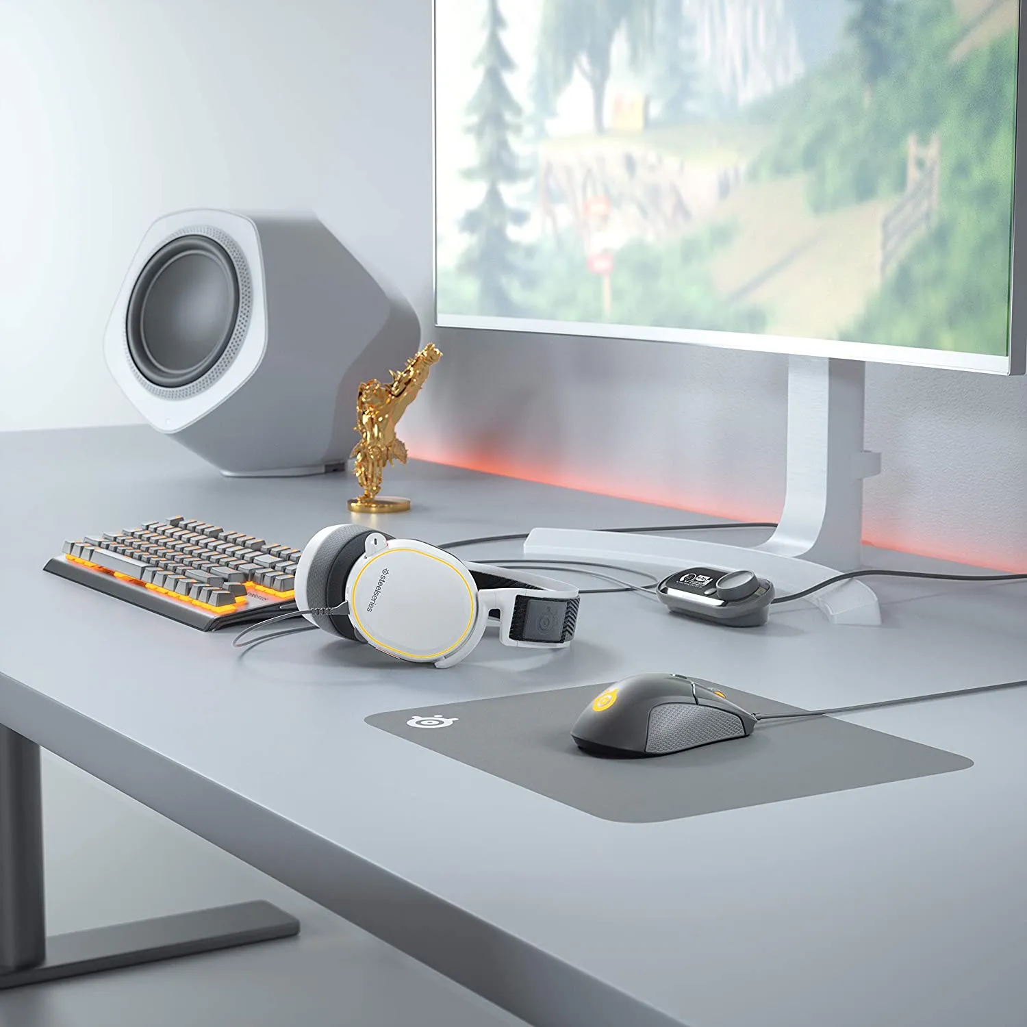 SteelSeries Headset Arctis Pro   GameDAC Wired Gaming Headset - Certified Hi-Res Audio - Dedicated DAC and Amp - for PS5/PS4 and PC - White